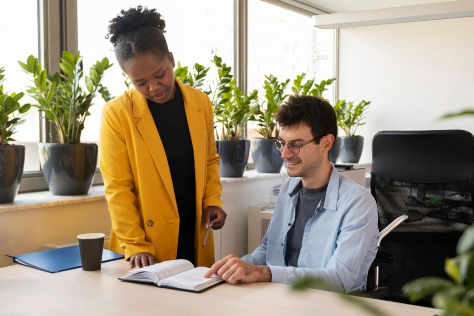 Équipe de direction analysant des projections financières
