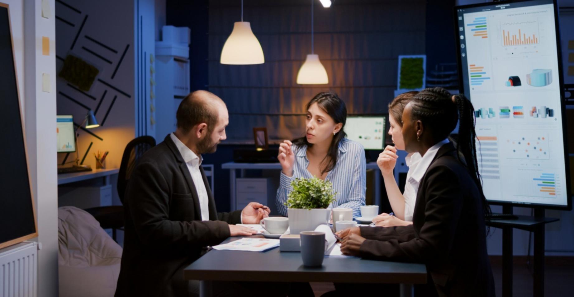 Équipe draviontelar travaillant sur des stratégies de croissance financière pour entreprises