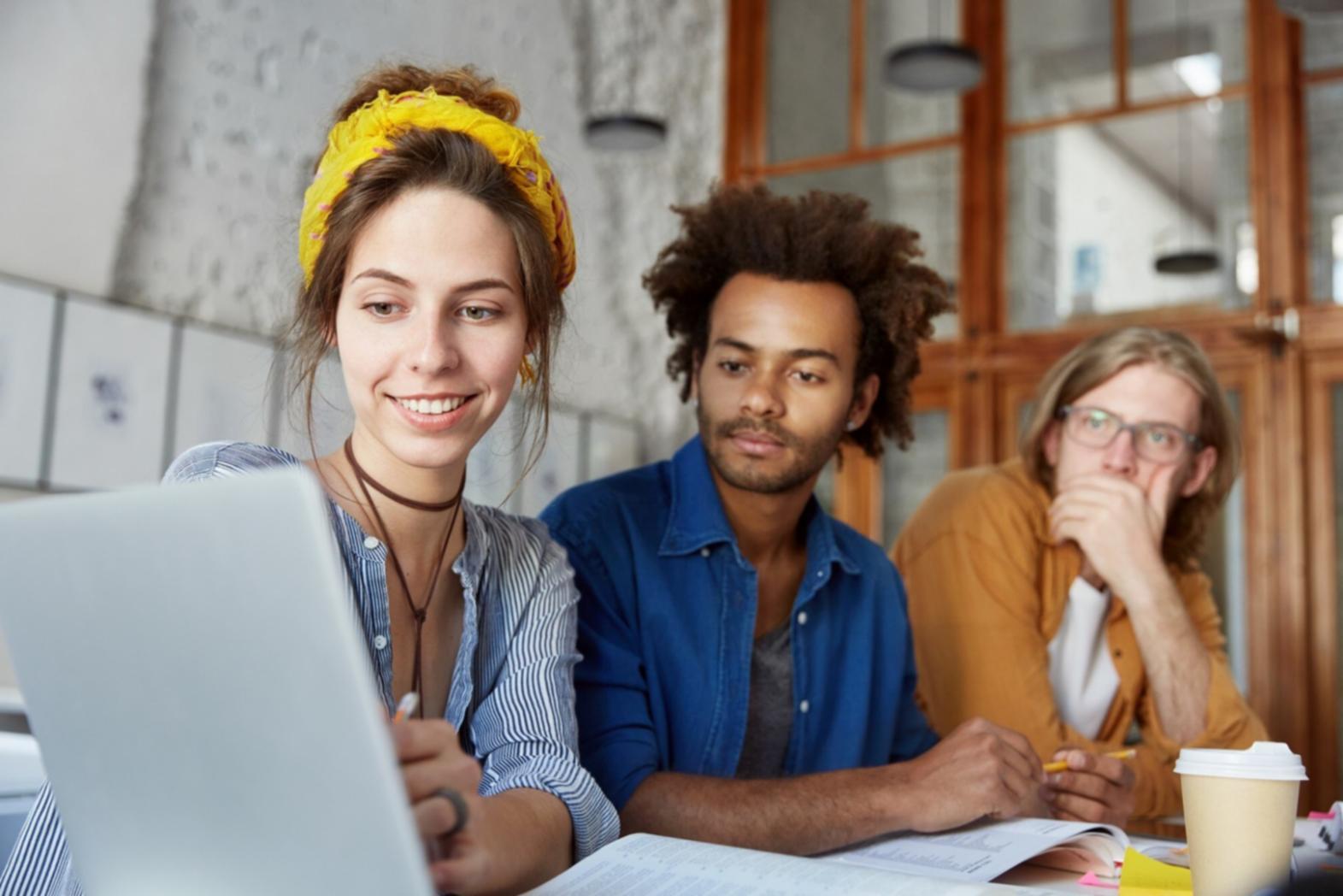 Bureau moderne avec analyses financières et graphiques de croissance